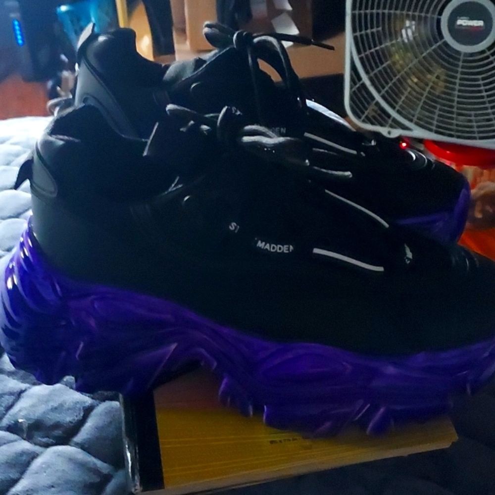Steve Madden REVEL (Purple) bottom sneakers. Super fierce, brand spanking new!